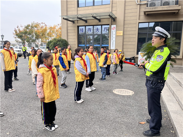 湖州市紅領巾學院少先隊隊長學校順利開展文明交通你我同行交通安全